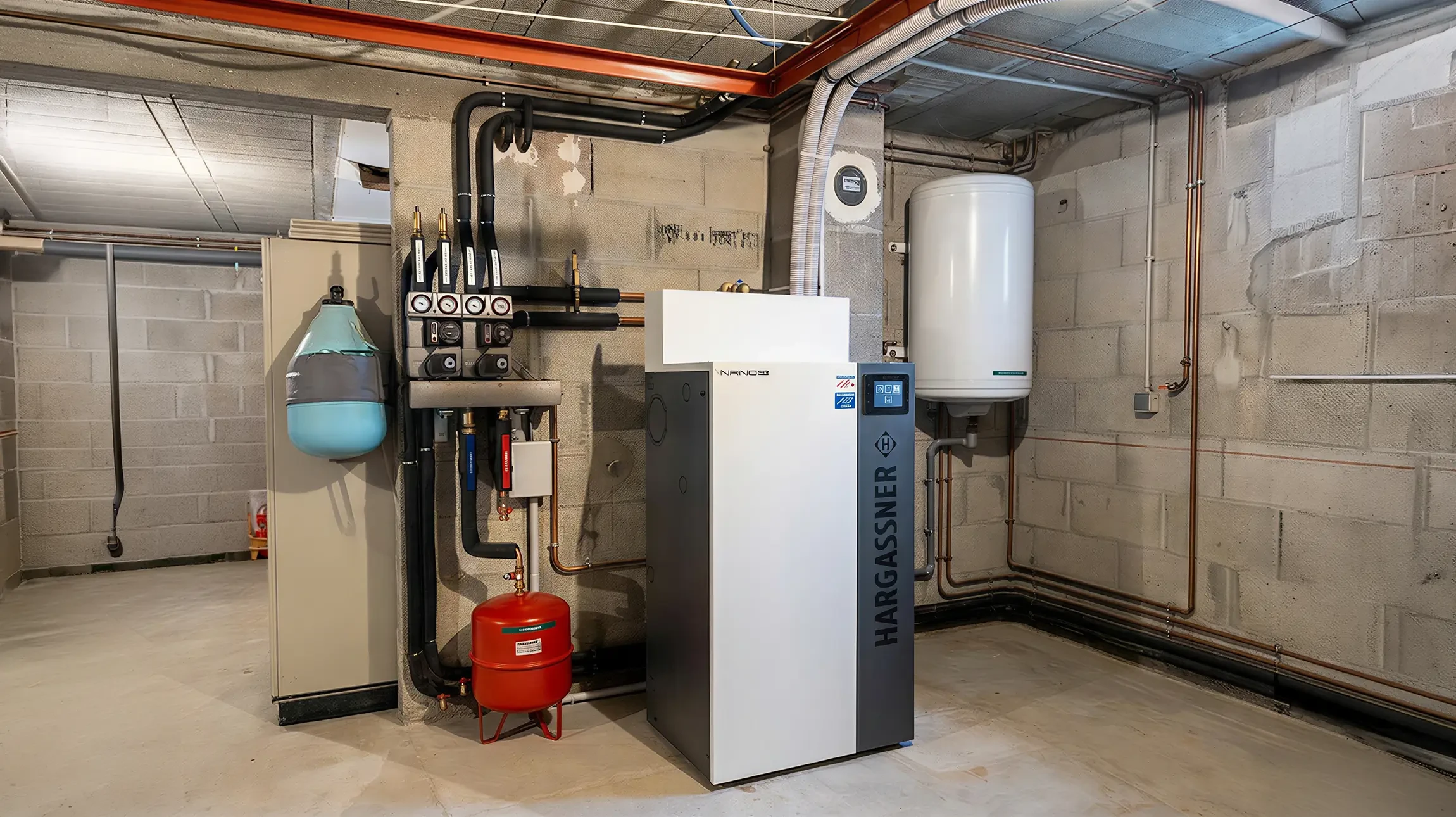 Local technique moderne avec chaudière cylindrique grise, réseau de canalisations blanches avec vannes de régulation, collecteur de distribution, vase d'expansion bleu