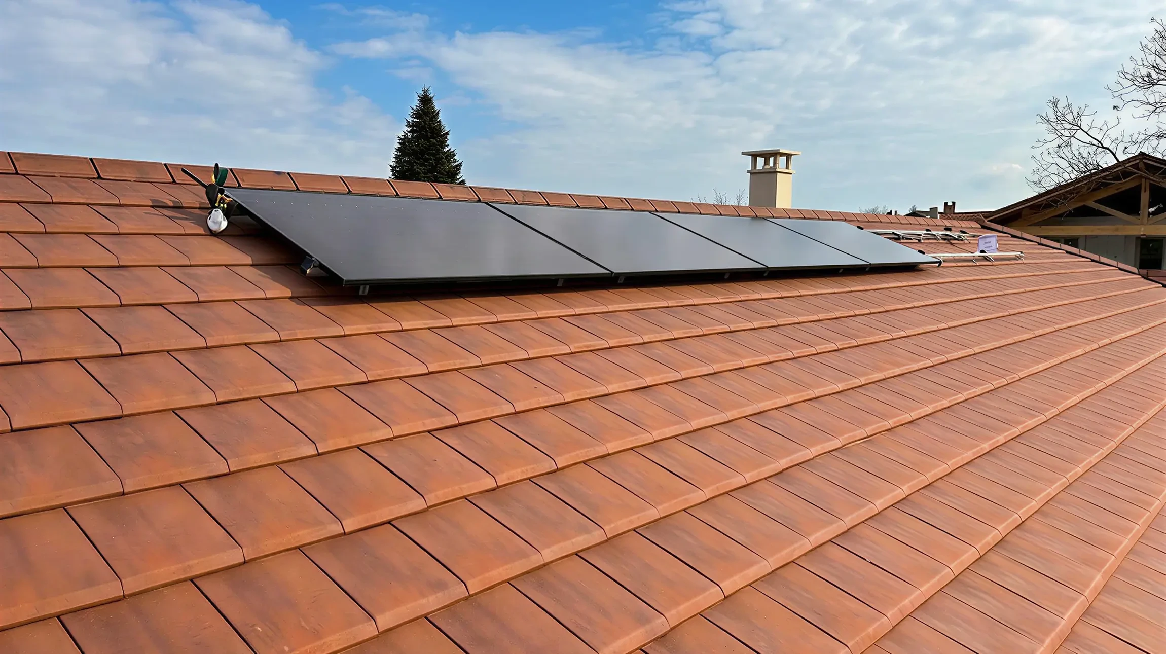 Scène extérieure de travail sur toiture avec installation de panneaux solaires